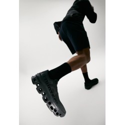 On CLOUDMONSTER Chaussures de running sur route all black